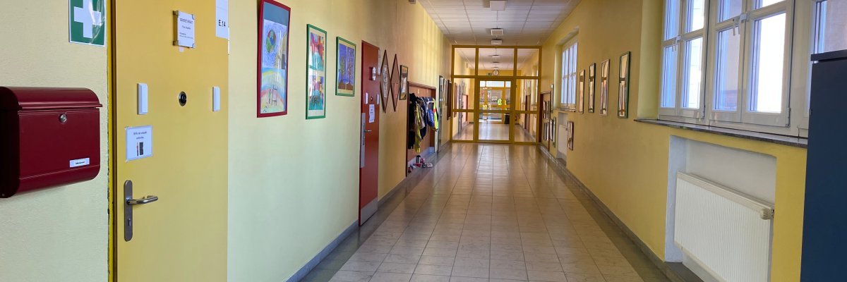 Chodba ke kanceláři sekretářky, sborovně, zasedací místnosti a vedení školy. Chodba ke kanceláři sekretářky, sborovně, zasedací místnosti a vedení školy.