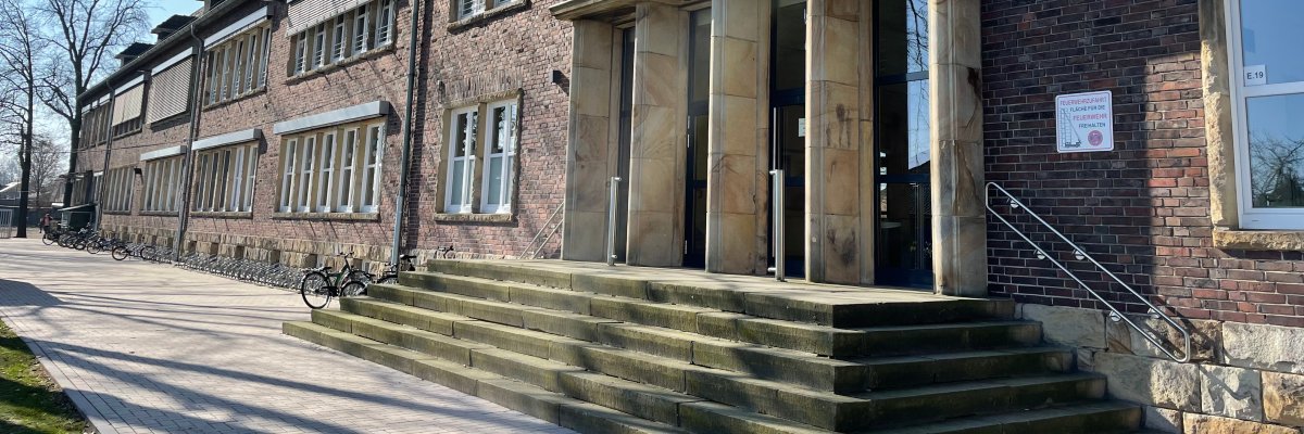 Bagindgangen til Eilermarkskolen. Bagindgangen til Eilermarkskolen.