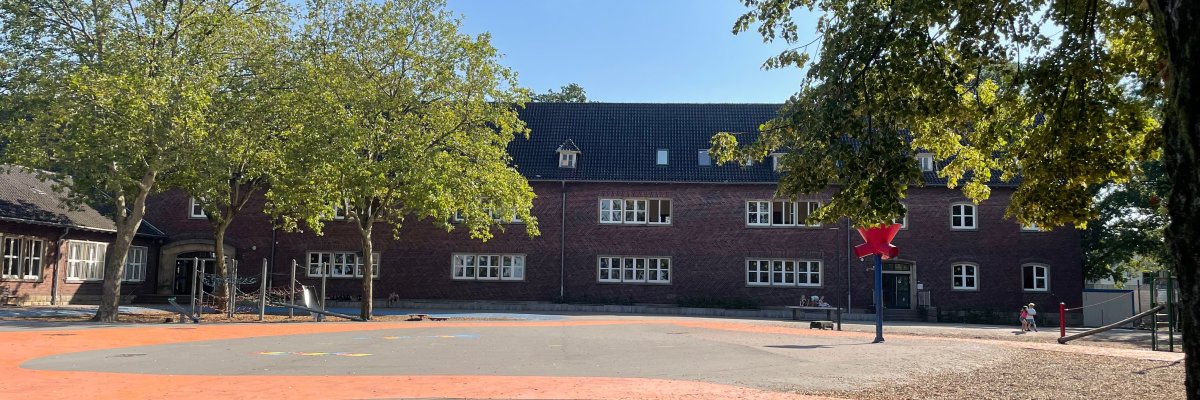 Skolegården med legeredskaber. Skolegården med legeredskaber.