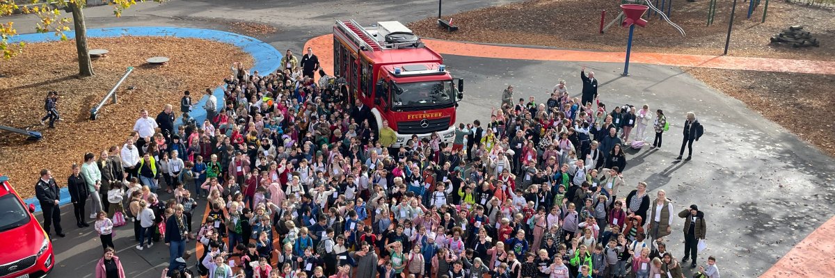 Alle børn på Ellermarkskolen Alle børnene på Ellermarkskolen fotograferet ovenfra fra vinduet.