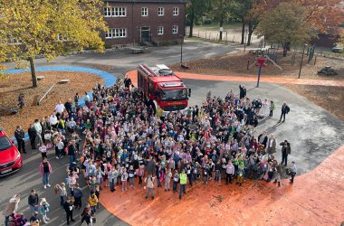 Alle børnene på Ellermarkskolen fotograferet ovenfra fra vinduet.