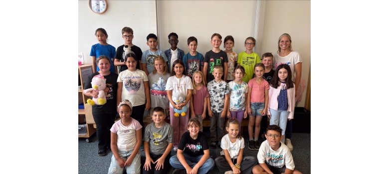 Class 4a with Mrs. Uesbeck Class 4a with Mrs. Uesbeck