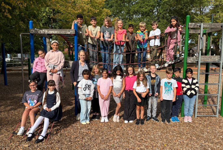 Class 4b with Mrs. Bückers Class 4b with Mrs. Bückers