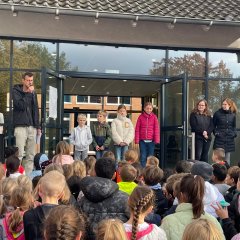 The student representatives of the school year 23/24 are honored in front of all children of the school.