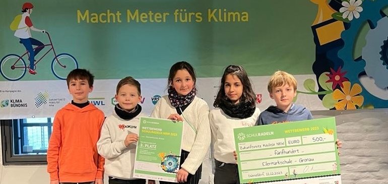 Five children from the Eilermark School receive the prize money at the award ceremony in Cologne.