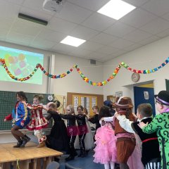 The children run into the sports hall in a polonaise.