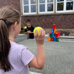 Sprortfest - children throw at the throwing station