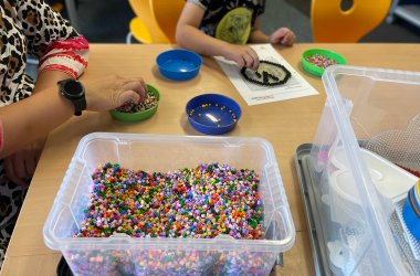 Niños haciendo manualidades con cuentas planchadas.