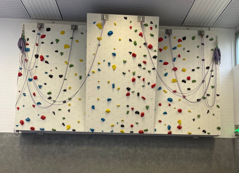 Muro de escalada en el gimnasio.