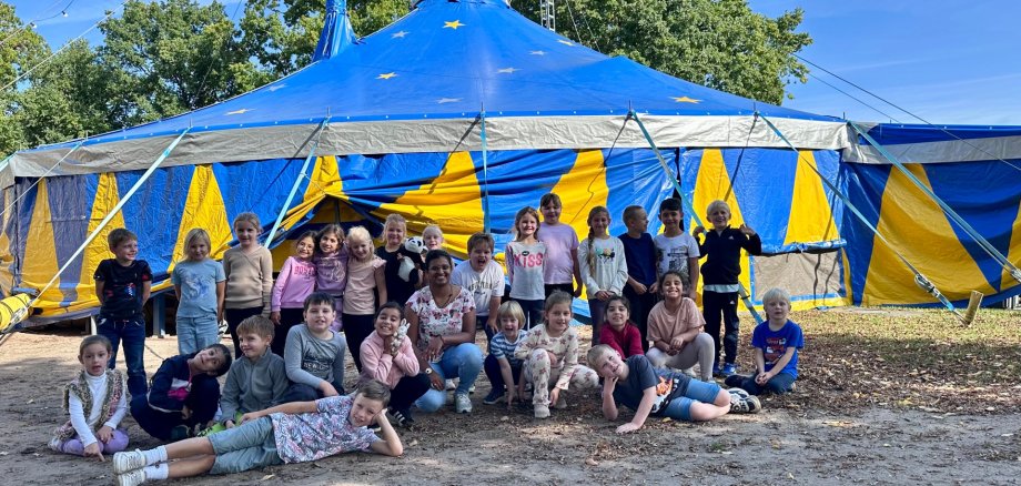 Foto de clase de 2a delante de la carpa