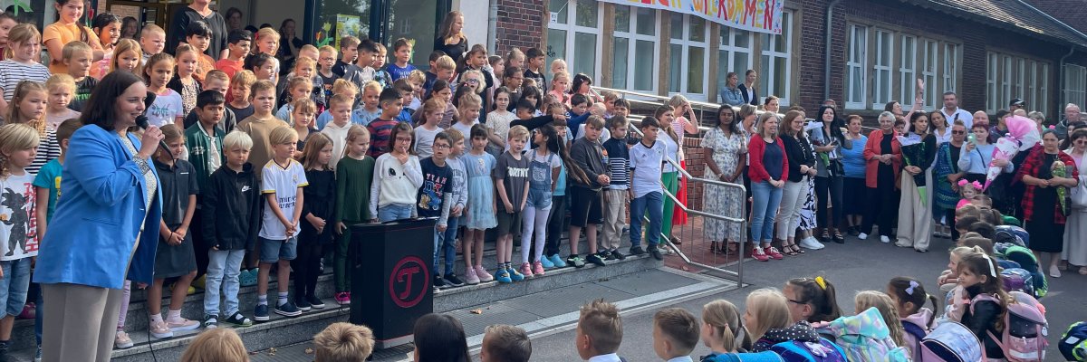 Vastuvõtutseremoonia kooliõues Vastuvõtutseremoonia kooliõues