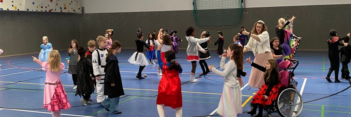 Lastedisko spordisaalis.