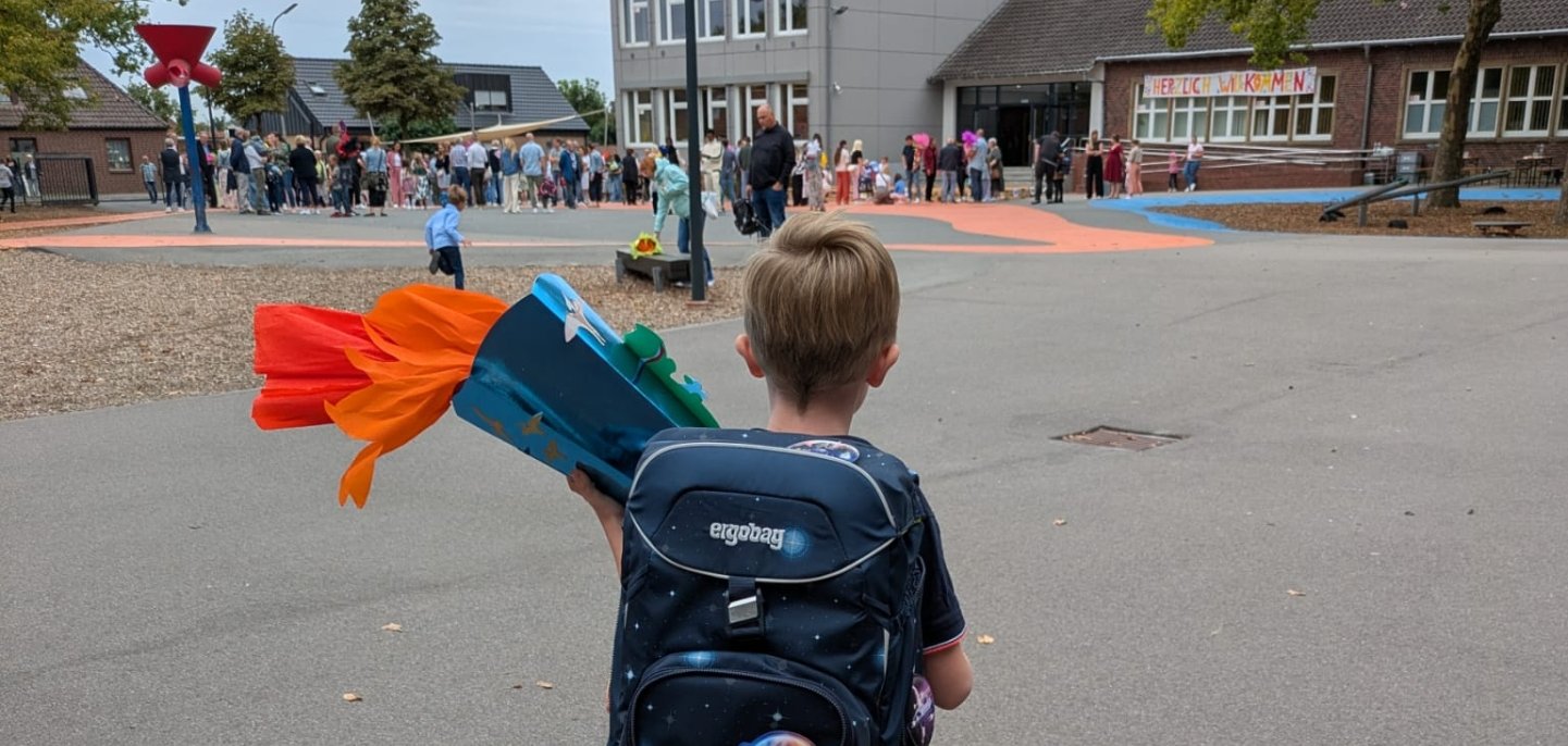 Kouluun ilmoittautunut lapsi, jolla on koulun käpy