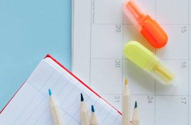 Une image d'un calendrier avec des stylos.