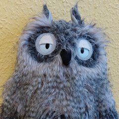 Le doudou Wilma est le hibou sage de l'équipe de travail social scolaire.