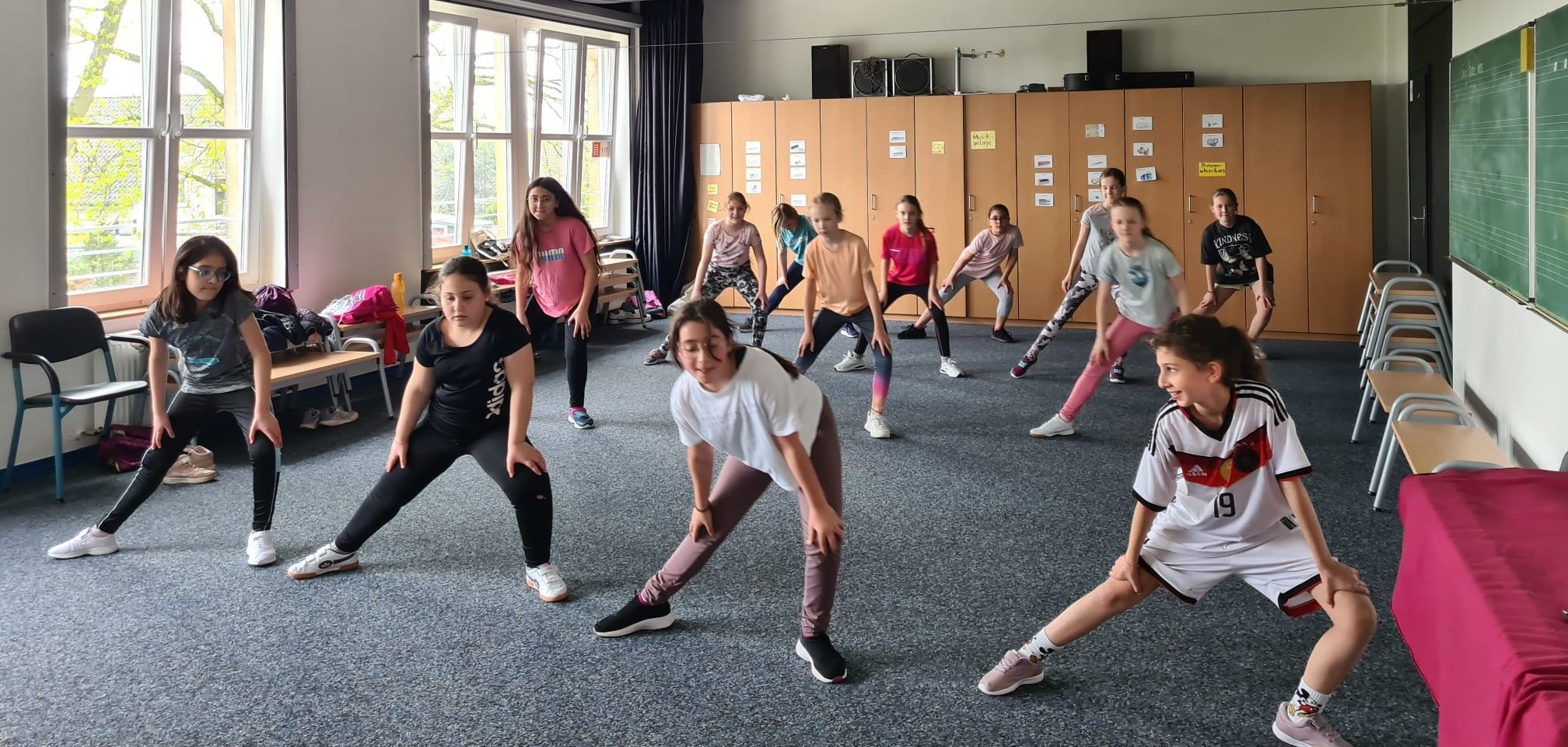 La photo montre des enfants en train de danser pendant l'AG.