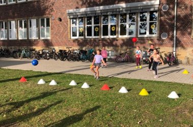 Fête du sport - les enfants jouent au ballon à deux contre un.