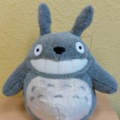 Totoro, mainan yang menggemaskan, adalah sahabat yang tenang dalam tim kerja sosial sekolah.