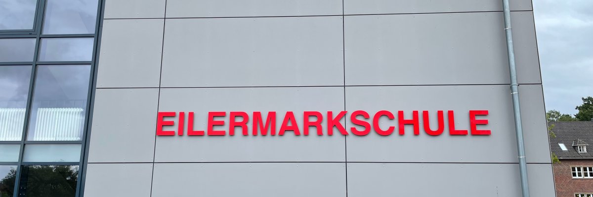 Gedung Sekolah Eilermark Gedung Eilermarkschule dengan tulisan.