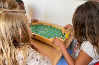 Anak-anak bermain "sepak bola meja"