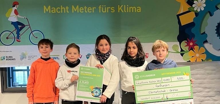 Lima anak dari Sekolah Eilermark menerima hadiah uang pada acara penyerahan penghargaan di Cologne.