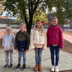 23/24学年の学生代表は4人並んでいます。