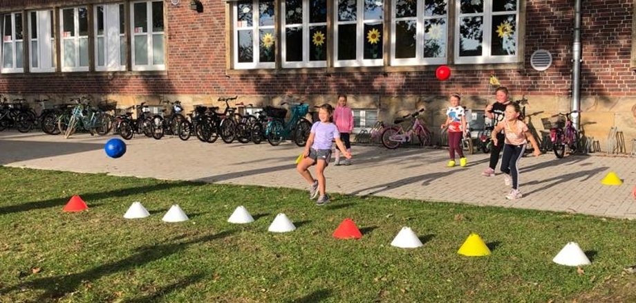 Idrettsfestival - barn spiller fotball mot hverandre.