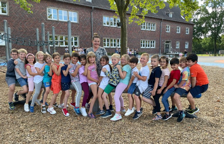Mrs Hewing met haar klas 2e