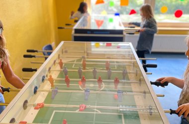 Kinderen spelen tafelvoetbal.