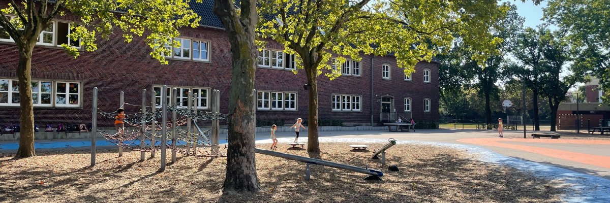 Schoolplein met klimnet en wippen. Schoolplein met klimnet en wippen.