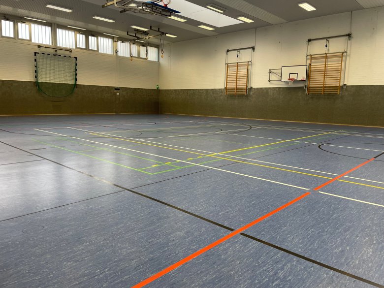 Een grote gymzaal.