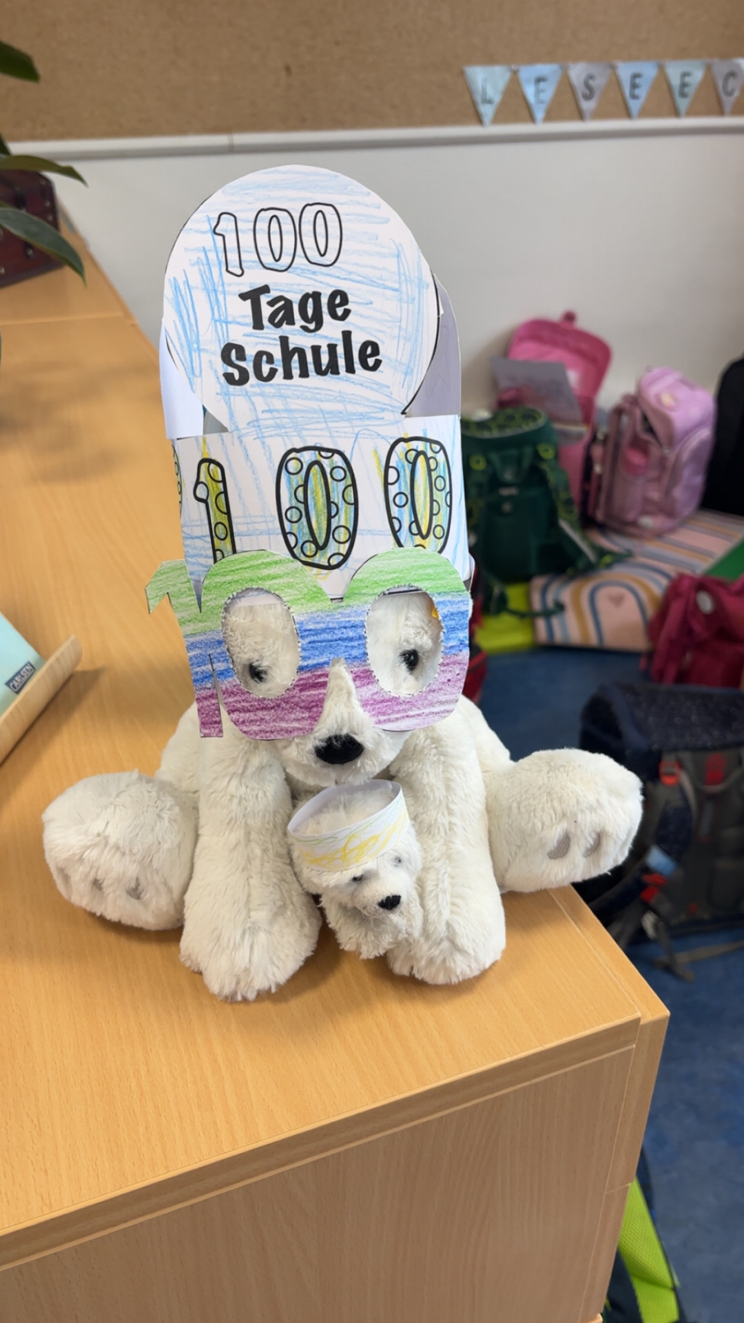 Het dier van de ijsbeerklas viert zijn 100e dag op school