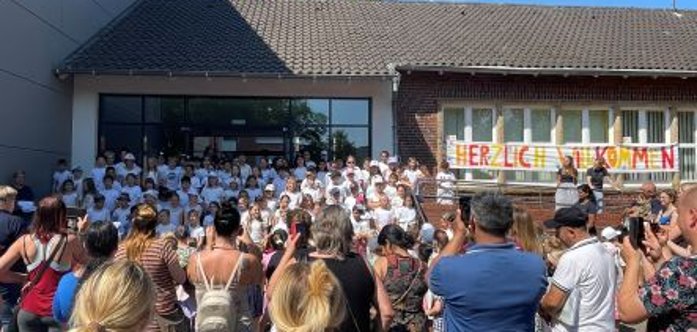 Het 2e jaar zijn een liedje voor de nieuwe brugklassers.