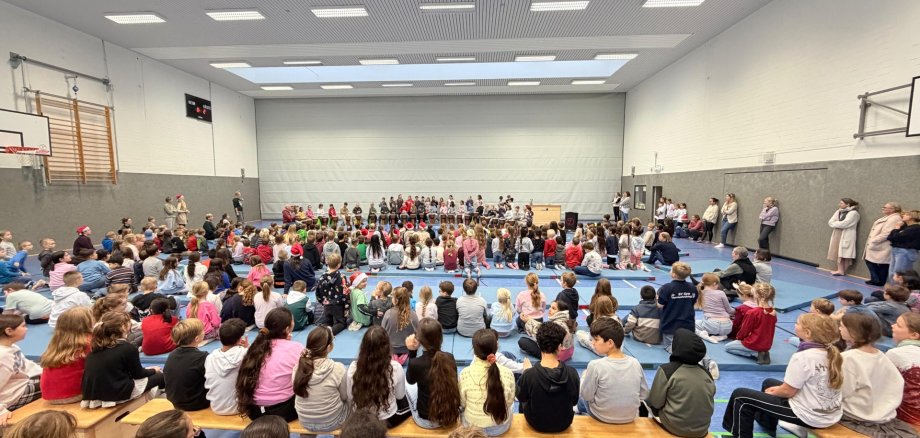 De kinderen van de Eilermarkschool op het kerstfeest