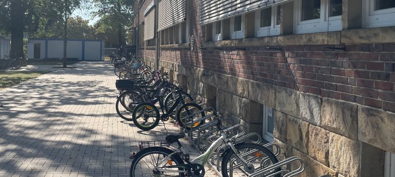 Stojaki rowerowe za budynkiem szkoły.