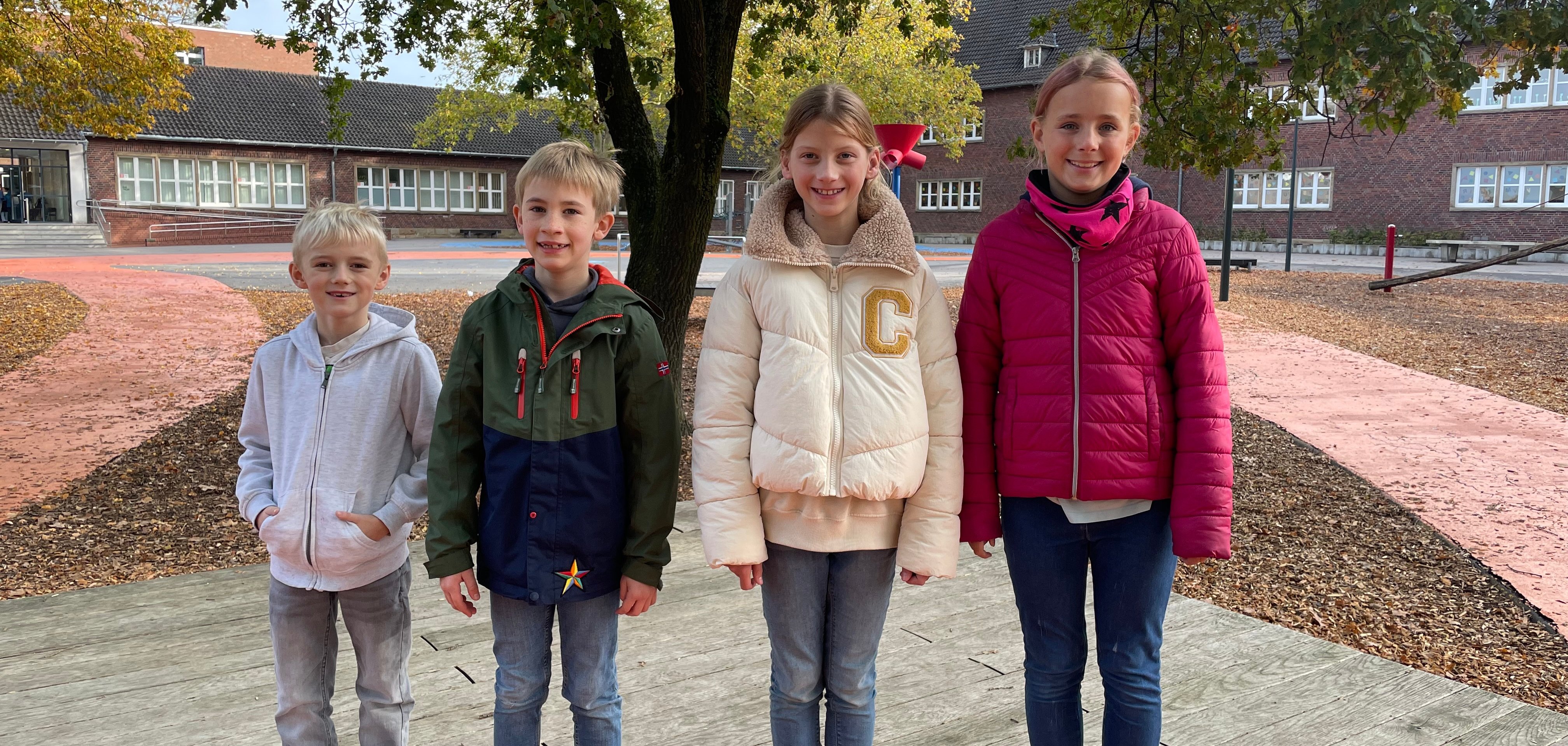 Przedstawiciele uczniów w roku szkolnym 23/24 stoją obok siebie czwórkami.