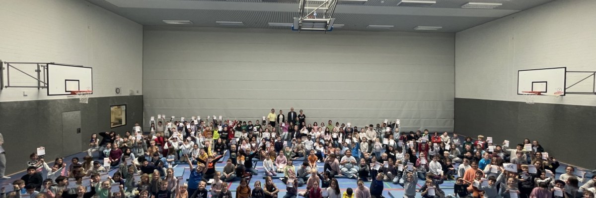 Ceremonia wręczenia odznak sportowych Ceremonia wręczenia odznak sportowych dla klas trzecich i czwartych.