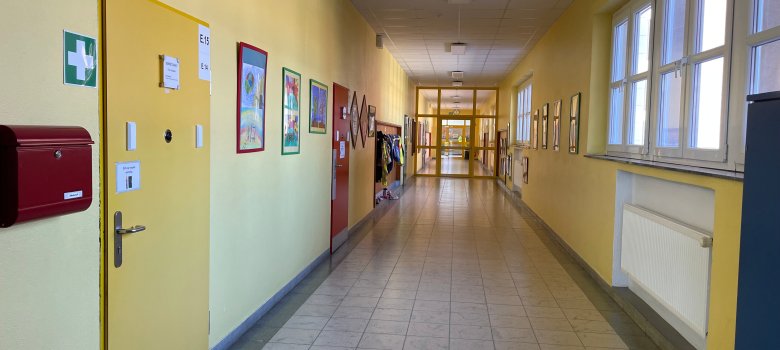 Corredor de acesso ao gabinete do secretário, à sala do pessoal, à sala de reuniões e à direção da escola.