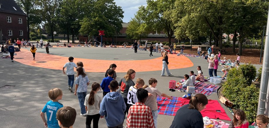 Feira de artigos usados dos alunos do 2.º ano Feira de artigos usados dos alunos do 2.º ano