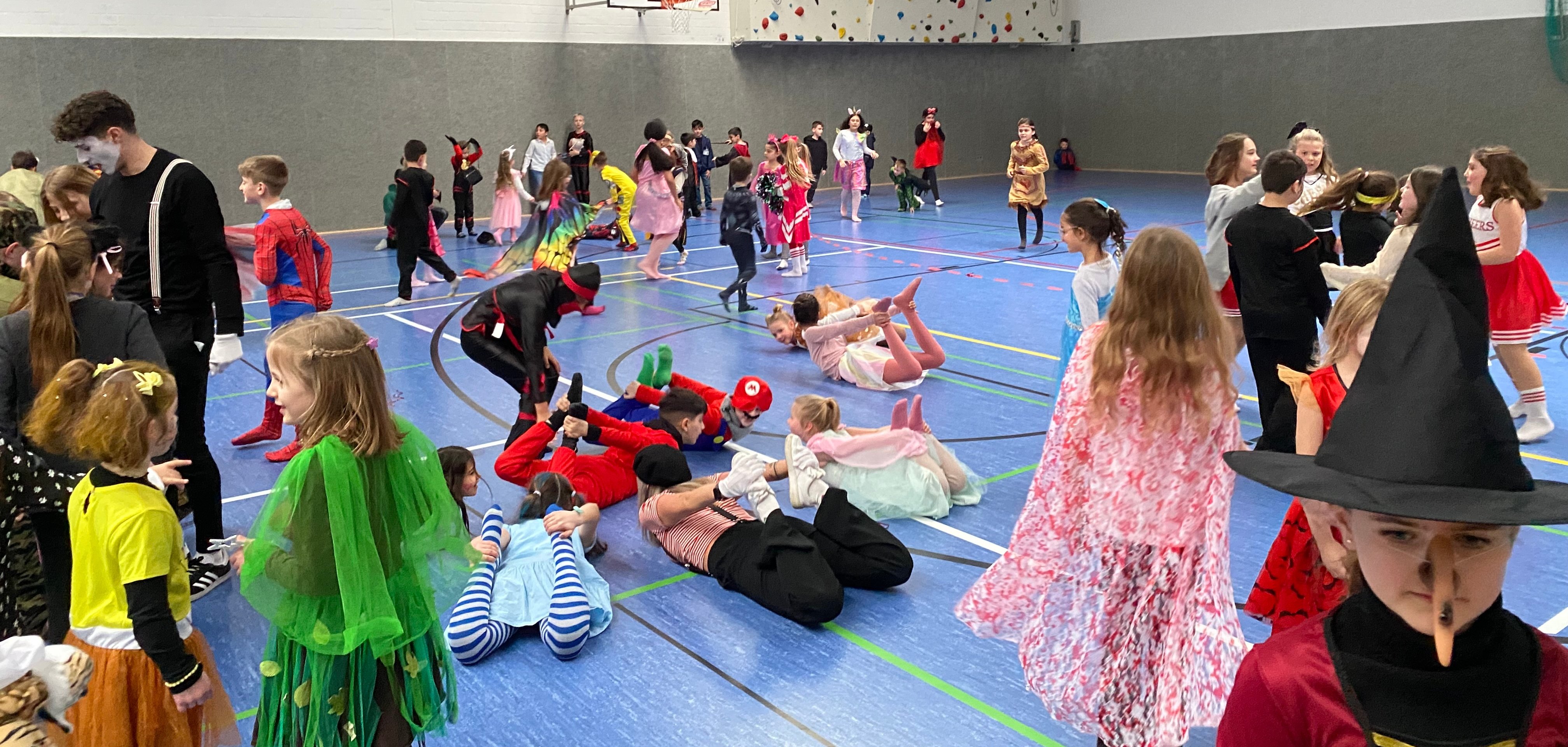 Barndisco i gymnastiksalen.