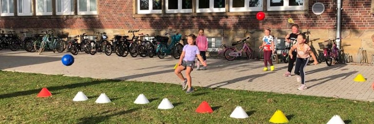 Спортивне свято - Zweierball Спортивне свято - діти грають у двосторонній м'яч один проти одного.