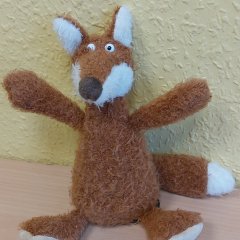 可爱的玩具弗莱迪是学校社会工作中心的聪明狐狸。