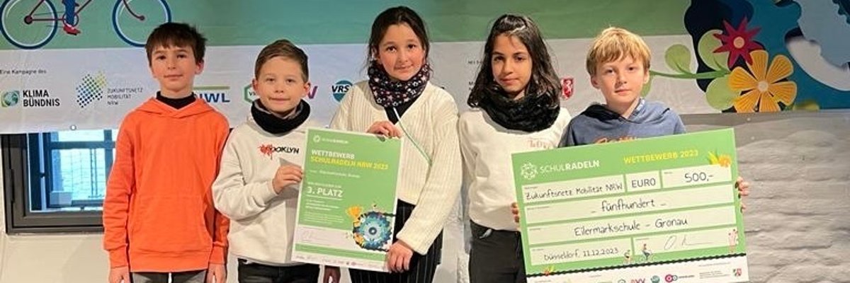 在科隆举行的颁奖仪式上，五名艾勒马克学校的孩子领取了奖金。