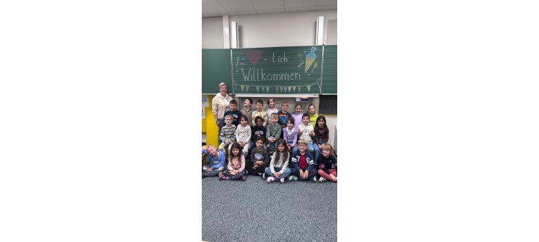 Klasse 1b mit Frau Arifovic Klasse 1b mit Frau Arifovic