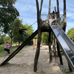 Kinder spielen auf dem Spielplatz im Zoo.