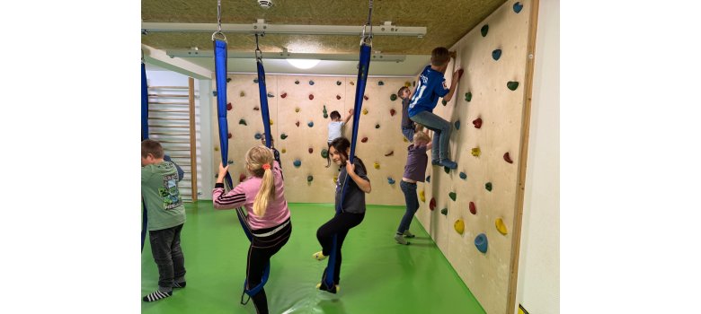 Kinder beim Klettern im Tobekeller