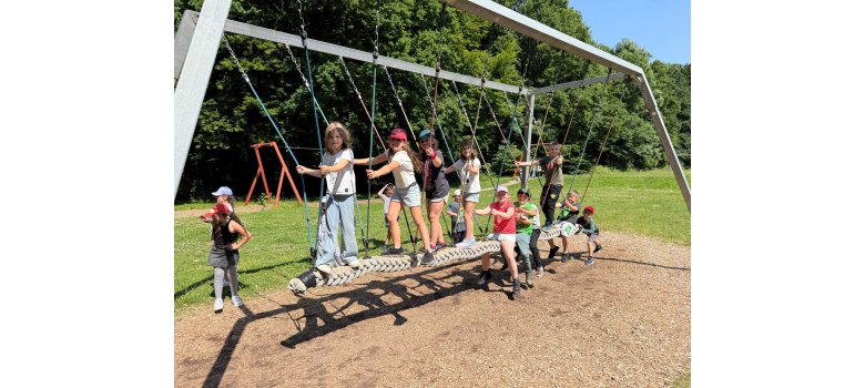Spaß auf dem Waldspielplatz Spaß auf dem Waldspielplatz