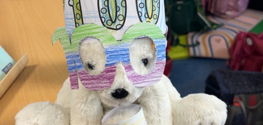 Das Klassentier der Eisbärenklasse feiert den 100. Schultag Das Klassentier der Eisbärenklasse feiert den 100. Schultag