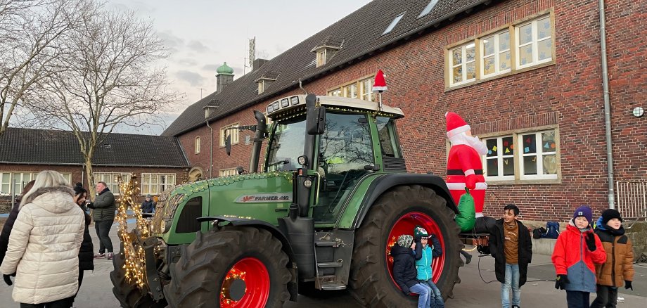 Lichterfest mit leuchtendem Traktor