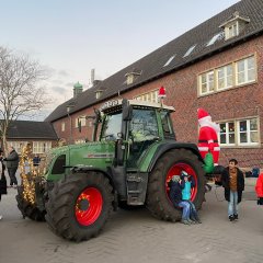 Lichterfest mit leuchtendem Traktor